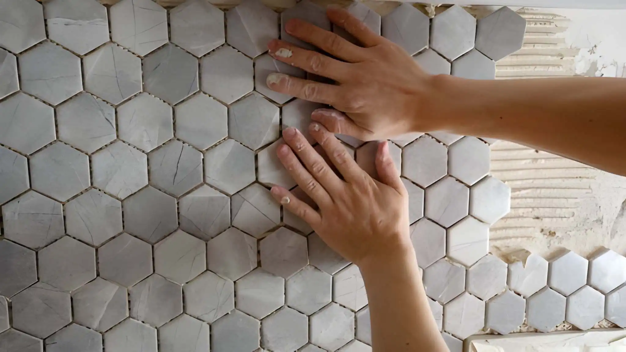 معلم سيراميك يستخدم الفواصل